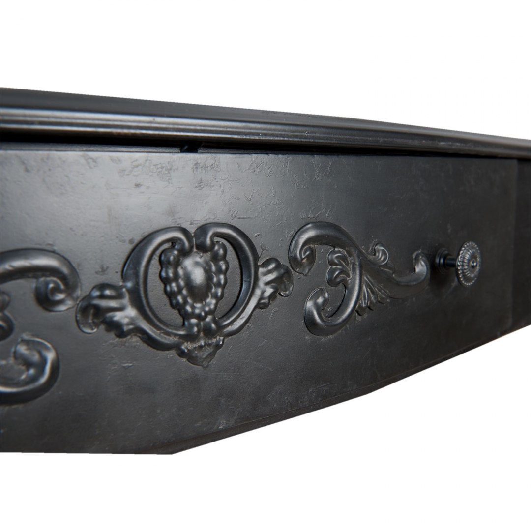 Czarna metalowa konsola vintage z ozdobną szufladą