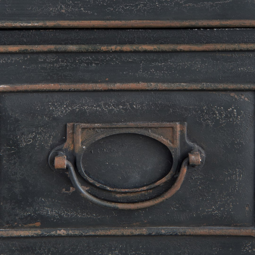 Postarzana szeroka komoda metalowa na kółkach vintage
