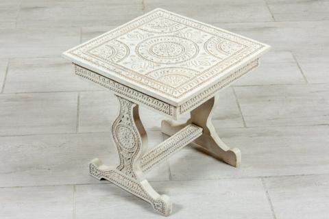 Biały drewniany stolik indyjski z rzeźbieniami