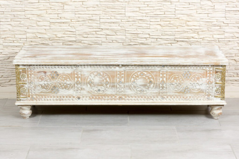 Indyjski ręcznie zdobiony biały kufer drewniany