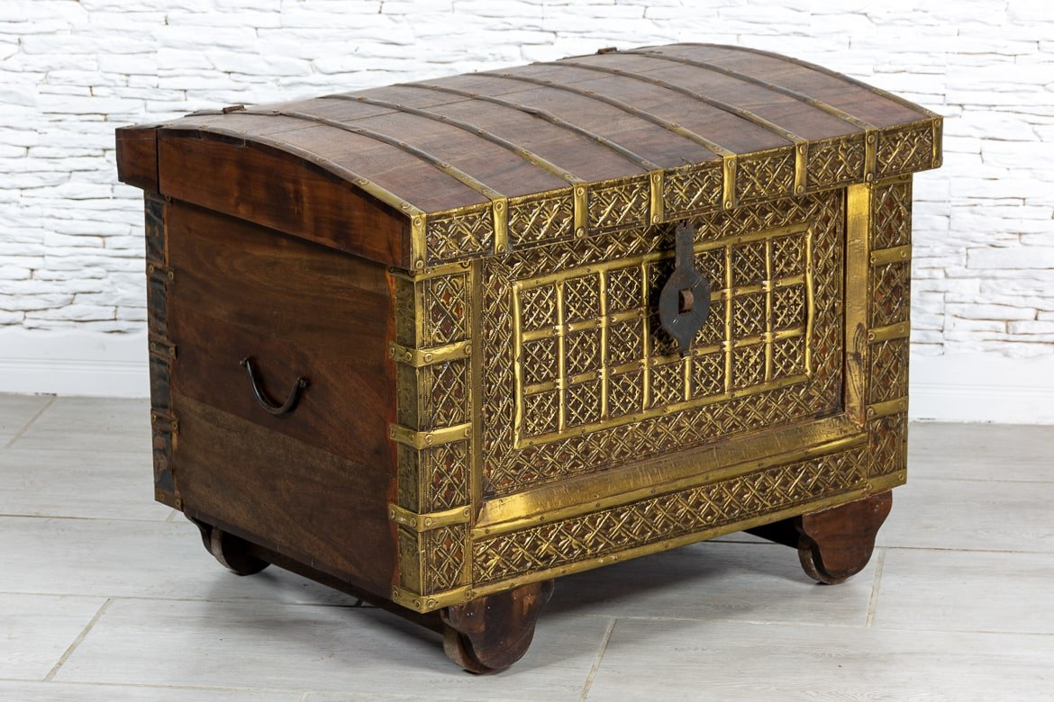 Drewniany kufer kolonialny z mosiężnymi okuciami