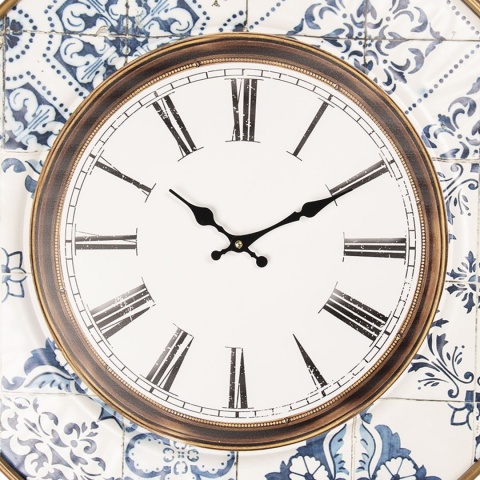 Metalowy biały zegar ścienny w niebieskie wzory