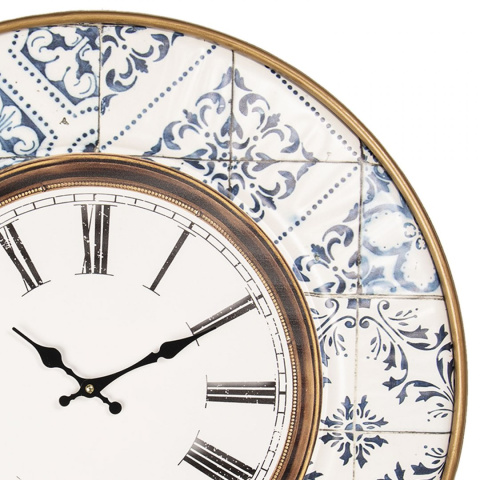 Metalowy biały zegar ścienny w niebieskie wzory