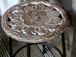 Metalowy stołek z drewnianym siedziskiem FACTORY Chic Antique