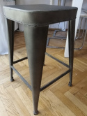 Loftowy szary stołek metalowy LURI Chic Antique