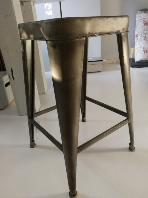 Loftowy szary stołek metalowy LURI Chic Antique