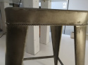 Loftowy szary stołek metalowy LURI Chic Antique