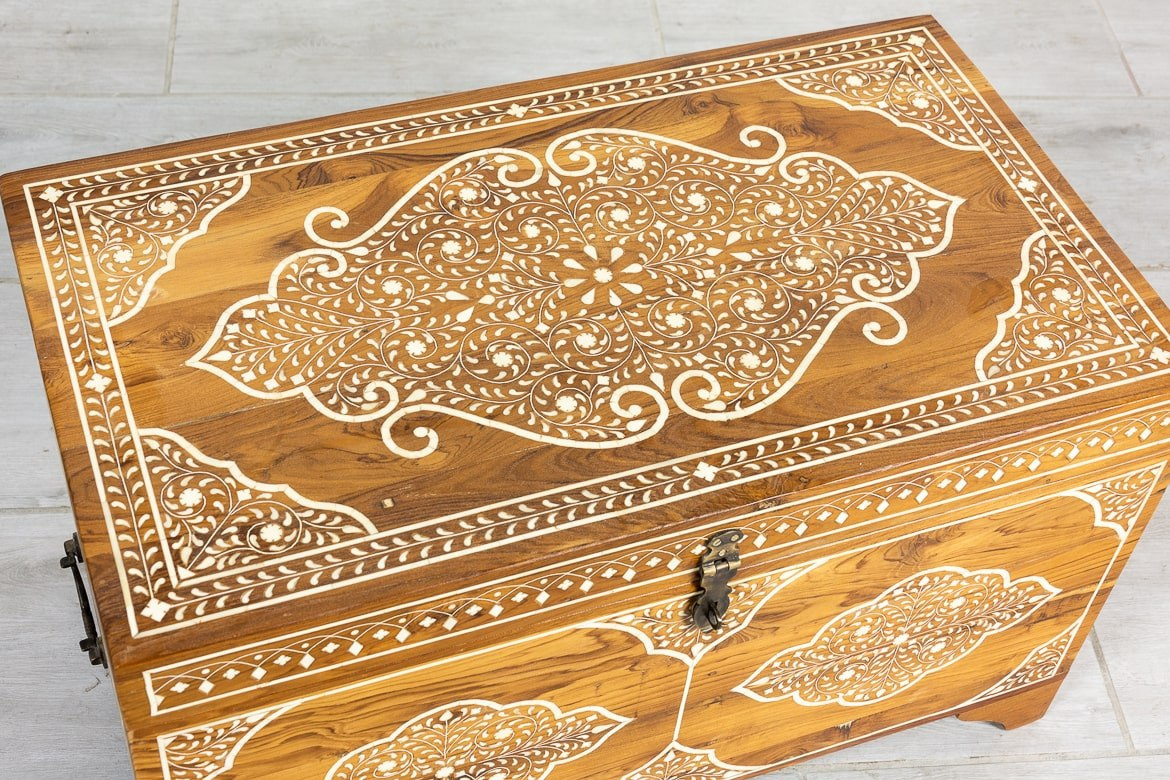 Drewniany kufer orientalny z drewna tekowego