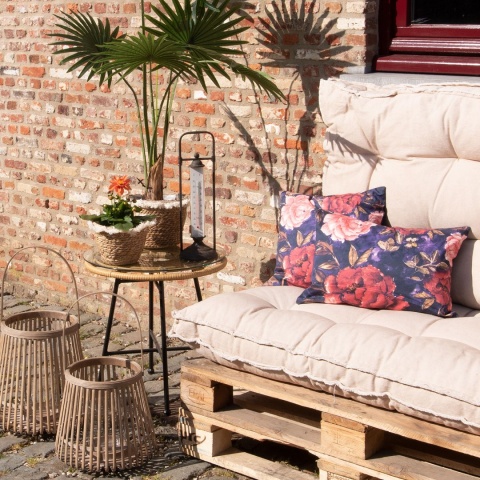 Okrągły rattanowy stolik na metalowych nogach