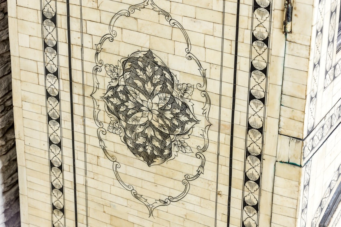 Dekoracyjna szafa orientalna zdobiona kością unikat
