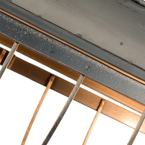 Długa metalowa lampa industrialna z kratą