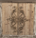 Drewniana szafka rustykalna z ozdobnym frontem