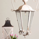 Postarzana metalowa lampa latarnia w stylu vintage