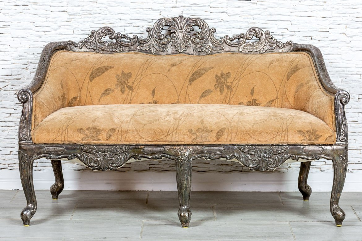 Sofa na wysokich nóżkach srebrna tapicerowana