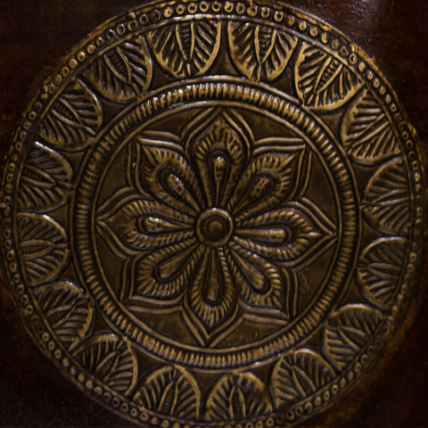 Indyjska komoda szafka zdobiona mosiądzem orient