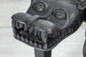 Etniczny stołek z rzeźbionymi głowami zwierząt