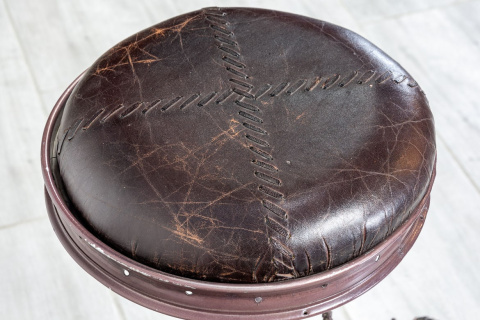 Okrągły industrialny stołek barowy z lańcuchem rowerowym