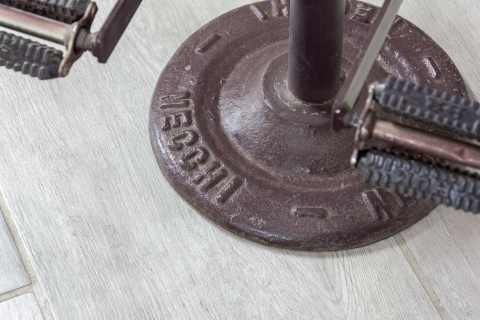 Okrągły industrialny stołek barowy z lańcuchem rowerowym