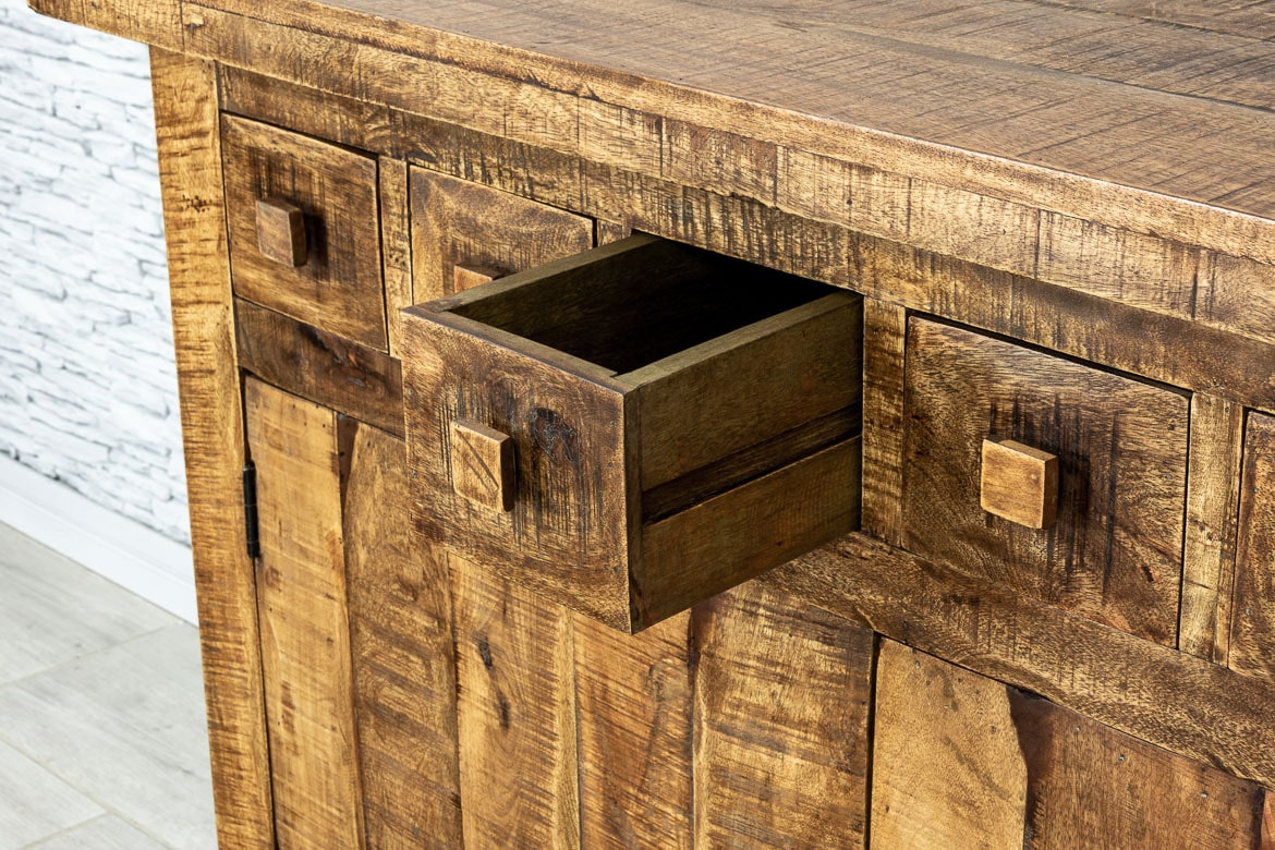 Drewniana komoda z Indii w stylu rustykalnym