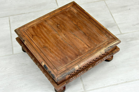 Niski indyjski stolik kawowy w stylu kolonialnym