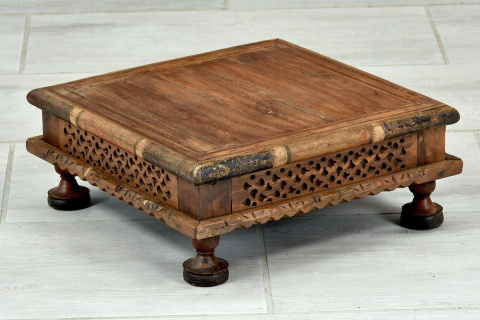 Niski indyjski stolik kawowy w stylu kolonialnym
