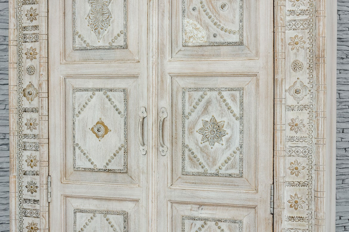 Drewniana bielona szafa indyjska w stylu orientalnym