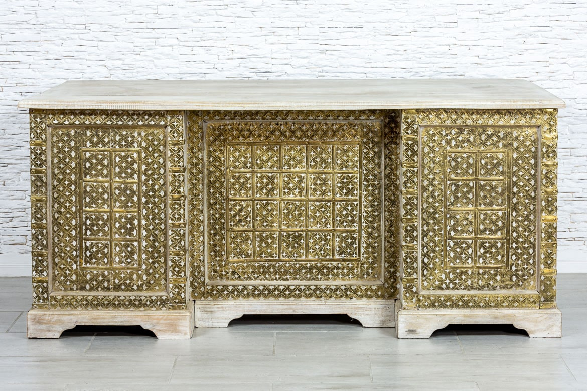 Duże bielone biurko orientalne zdobione mosiądzem