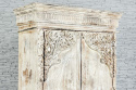 Biała rzeźbiona szafa indyjska z ozdobnym gzymsem