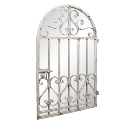 Lustro w białej ramie stylizowane na starą furtkę