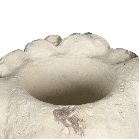 Posąg na podstawie głowa lwicy z różami