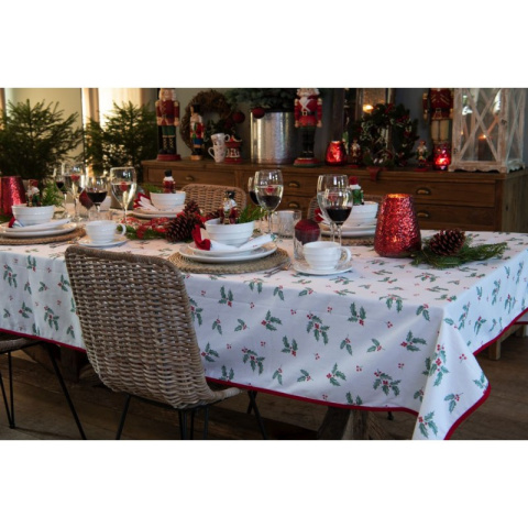 Rattanowe krzesło boho na metalowych nóżkach