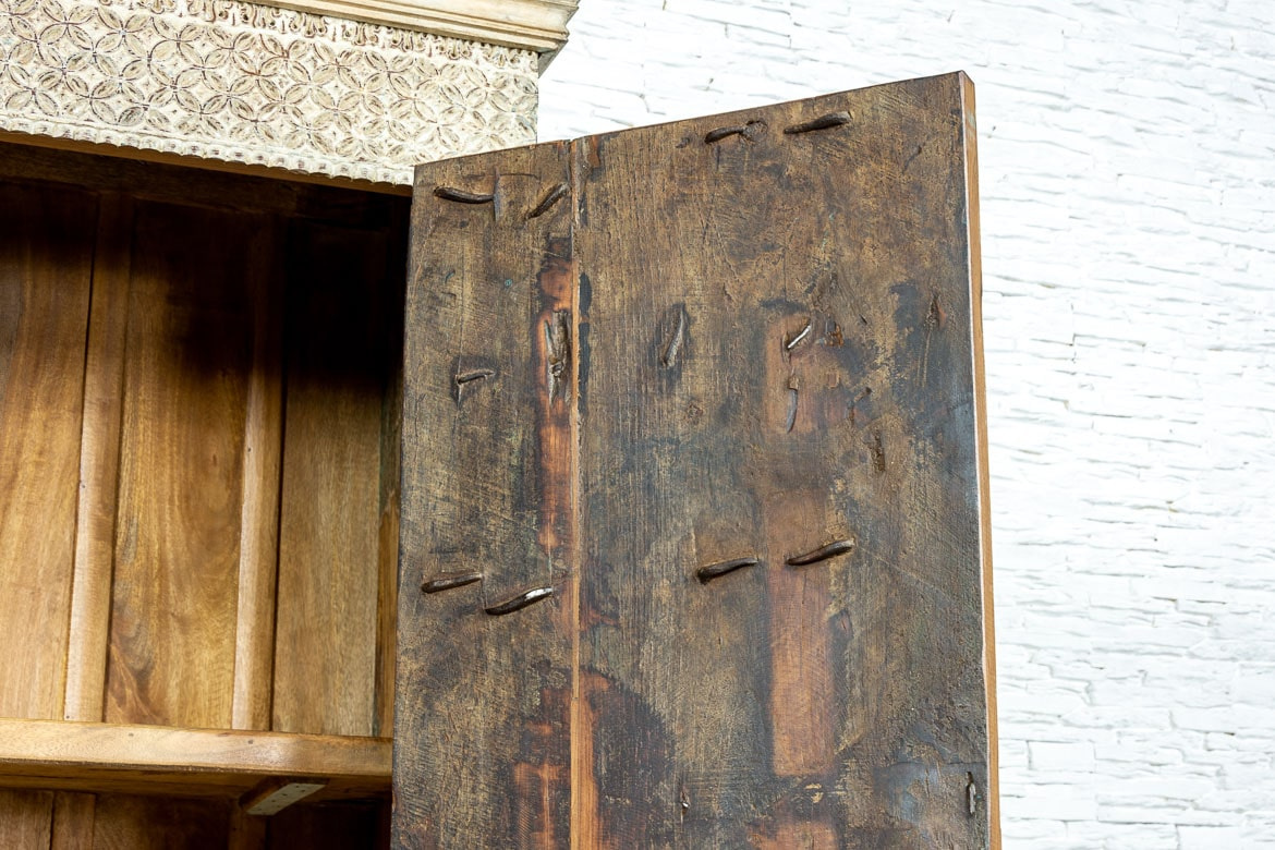Orientalna wysoka drewniana szafa indyjska