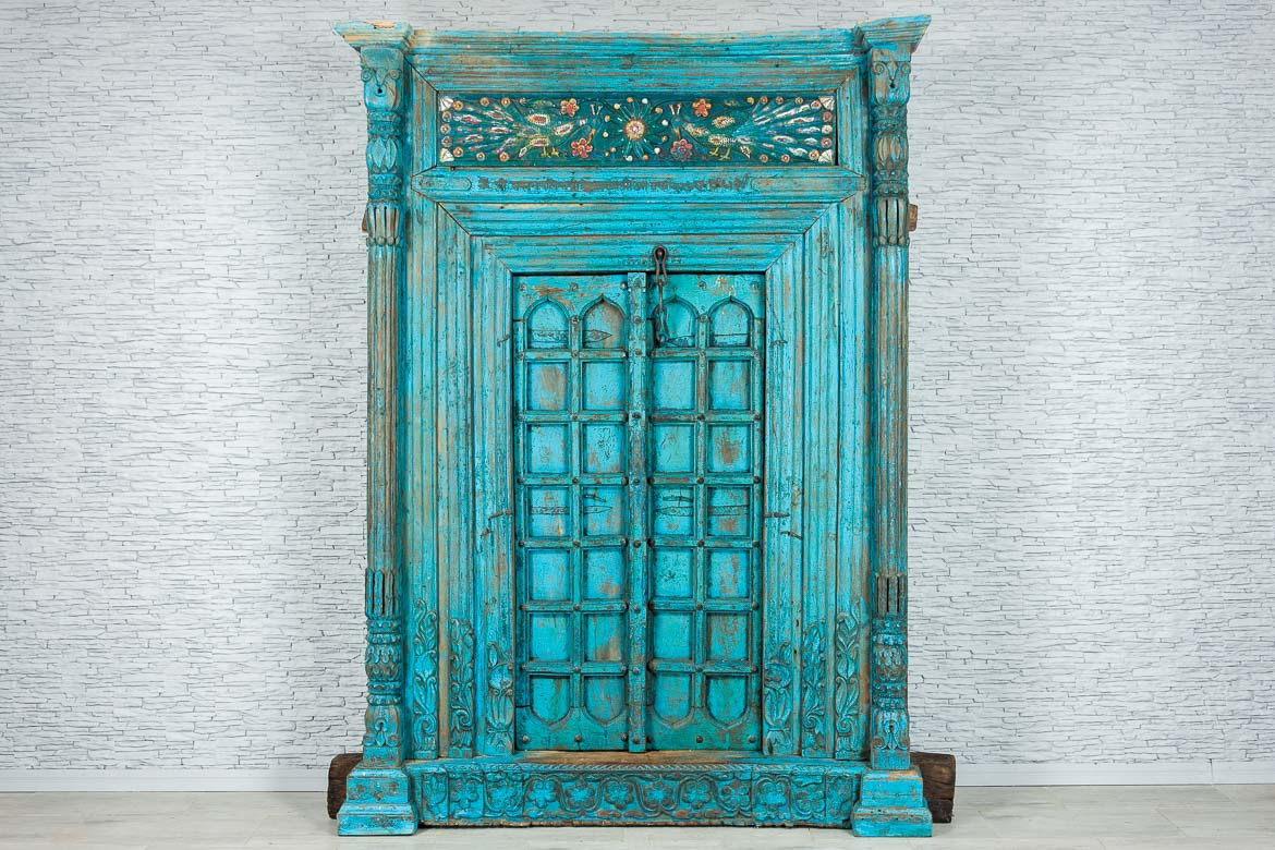 Duże stare niebieskie drzwi indyjskie z pawiami