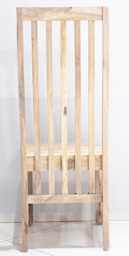 Wysokie jasne krzesło drewniane z ażurowym oparciem