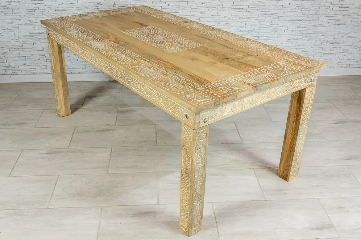 Indyjski stół z drewna mango z orientalnymi wzorami