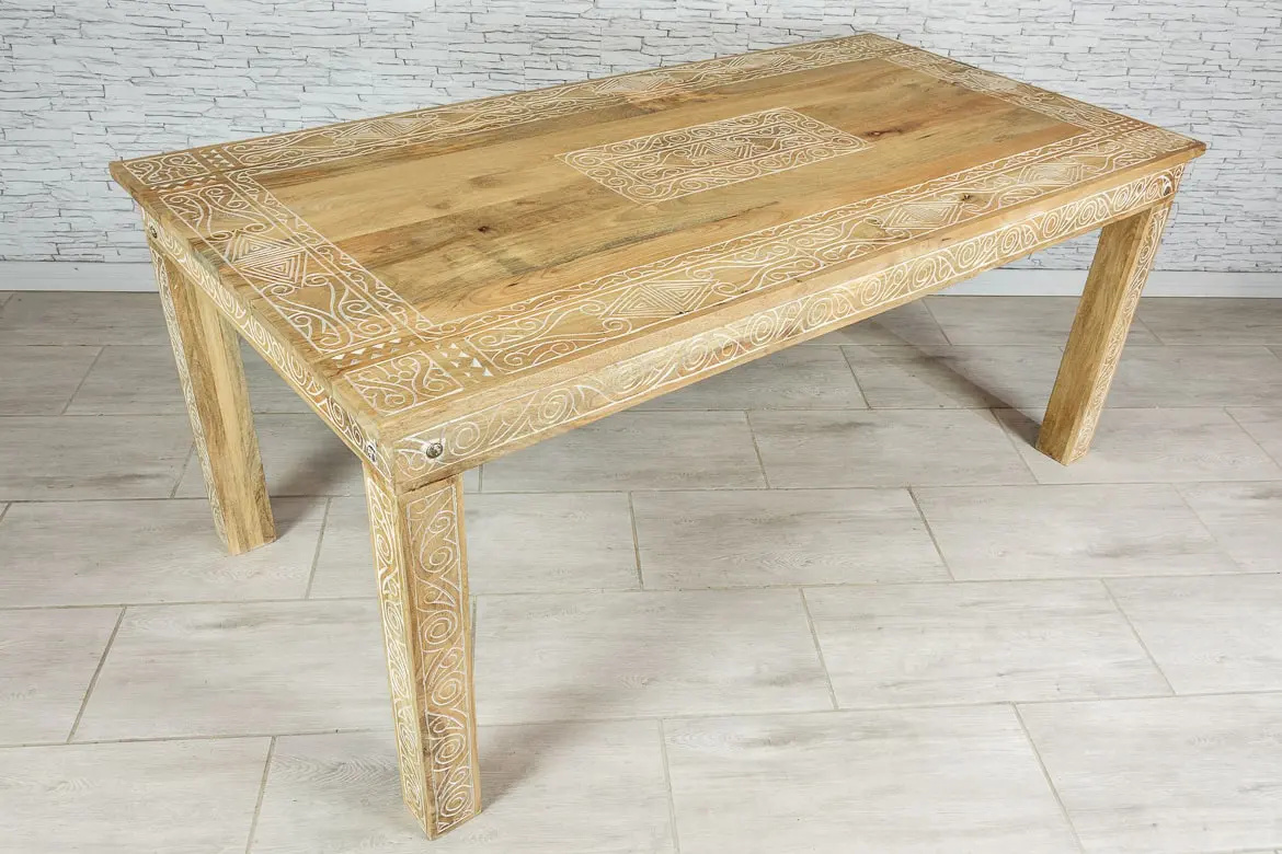 Indyjski stół z drewna mango z orientalnymi wzorami