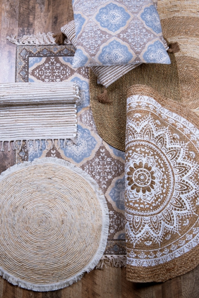 Okrągły dywan jutowy we wzorki boho