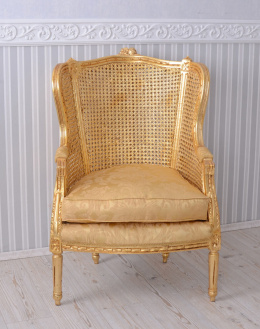 Złoty fotel ażurowy z dekoracyjną poduchą Ludwik XVI