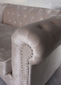 Pikowana beżowa sofa dwuosobowa Chesterfield