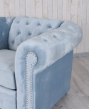 Niebieski pikowany fotel Chesterfield