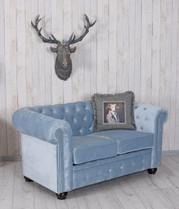 Pikowana niebieska sofa dwuosobowa Chesterfield