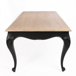 Drewniany stół z rzeźbionymi nogami w stylu vintage