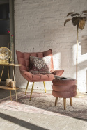 Różowy welurowy fotel na złotych nóżkach