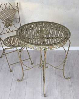 Postarzany metalowy stolik ogrodowy vintage