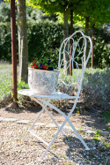 Białe składane krzesło ogrodowe z przetarciami
