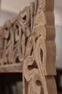 Lustro w rzeźbionej jasnej drewnianej ramie z Indii