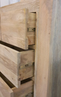 Jasna wysoka komoda drewniana z szufladami z Indii
