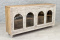 Szeroka indyjska komoda z przeszklonymi okienkami