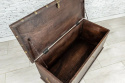 Brązowy drewniany kufer indyjski z okuciami