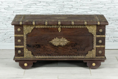 Brązowy drewniany kufer indyjski z okuciami